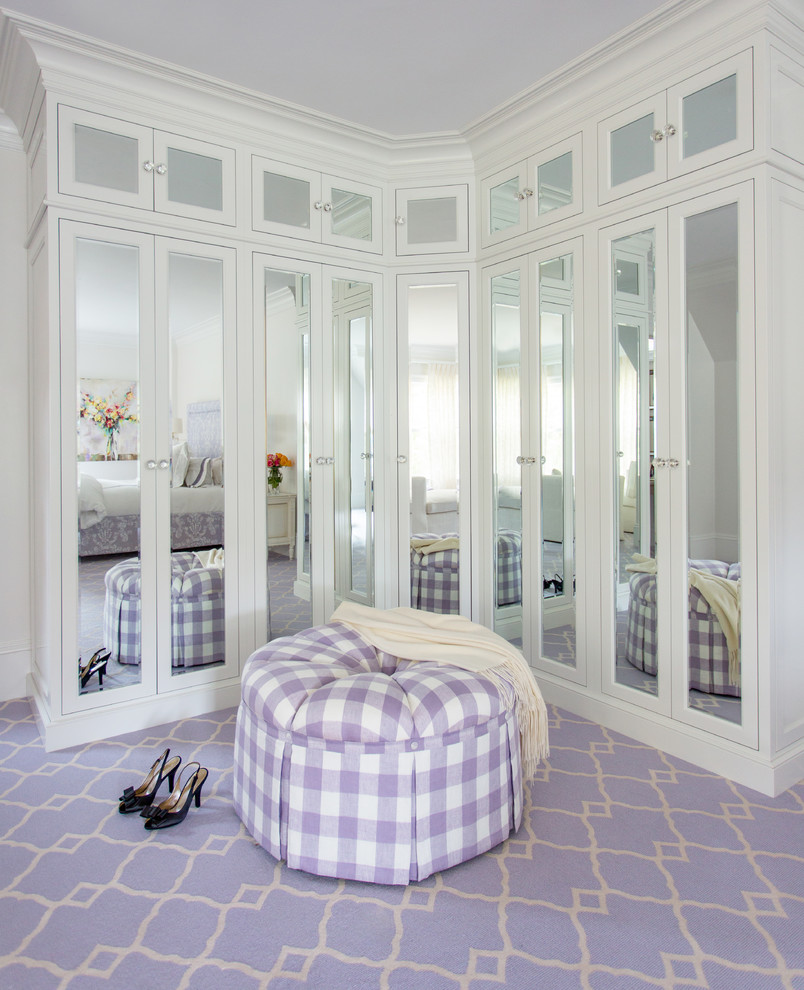 Diseño de vestidor de mujer clásico renovado grande con armarios tipo vitrina, puertas de armario blancas, moqueta y suelo violeta