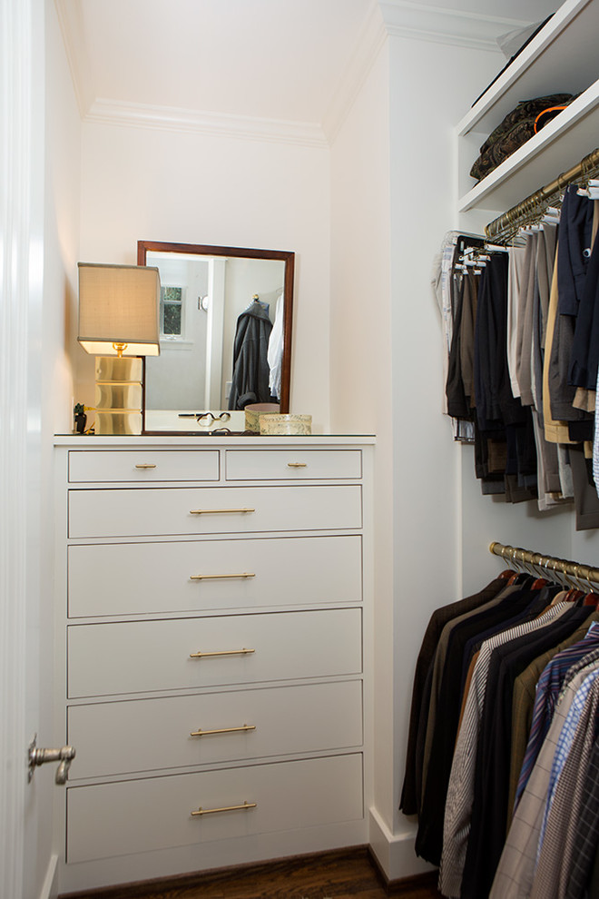 Imagen de armario vestidor unisex tradicional grande con armarios con paneles lisos, puertas de armario blancas y suelo de madera en tonos medios