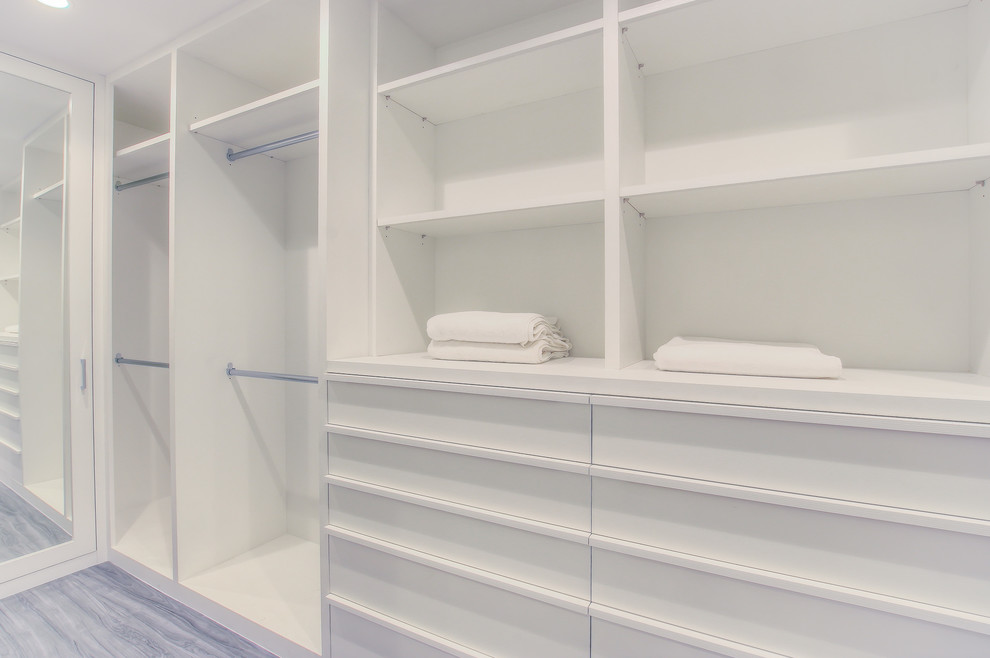 Immagine di una grande cabina armadio unisex minimalista