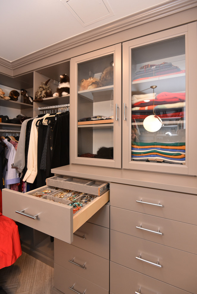 Exempel på ett mellanstort 60 tals walk-in-closet för kvinnor, med luckor med glaspanel, beige skåp, klinkergolv i porslin och beiget golv