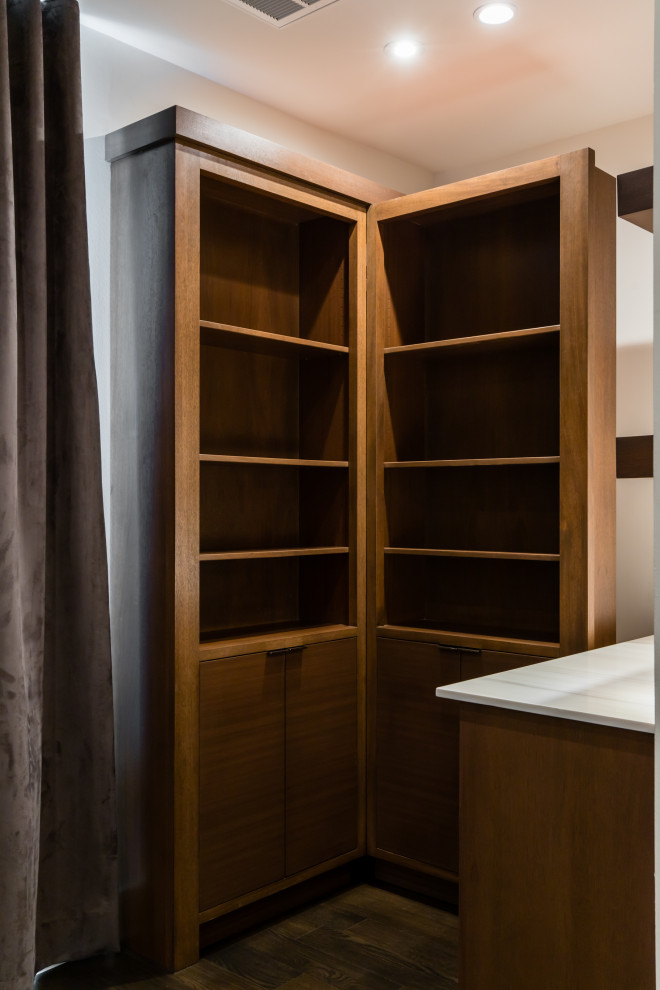 Modelo de armario vestidor unisex minimalista de tamaño medio con armarios abiertos, puertas de armario de madera oscura, suelo de madera oscura y suelo marrón