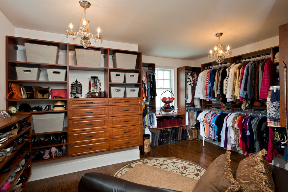 Inspiration for a transitional closet remodel in New York