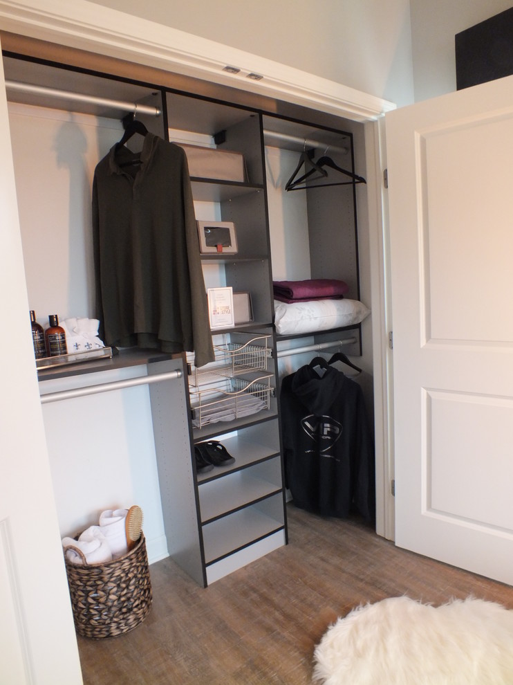 Foto de armario de hombre contemporáneo de tamaño medio con puertas de armario grises