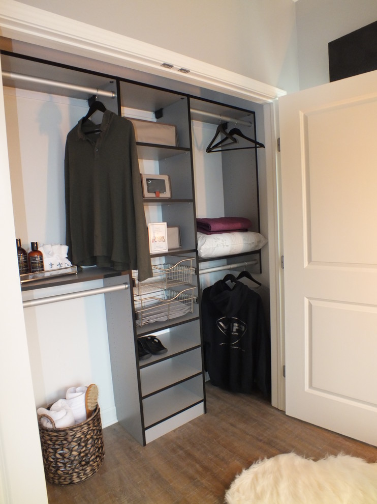 На фото: шкаф в нише среднего размера в современном стиле с серыми фасадами для мужчин