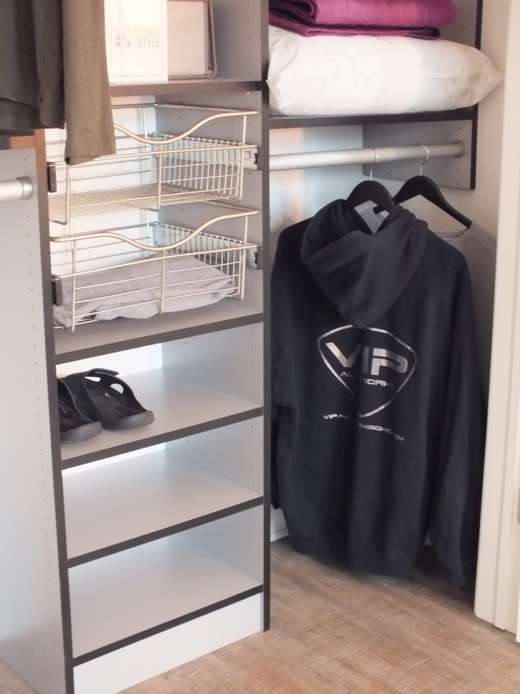 Diseño de armario de hombre contemporáneo de tamaño medio con puertas de armario grises