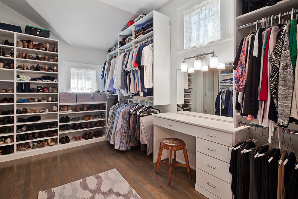 Foto de armario vestidor unisex tradicional renovado de tamaño medio con armarios abiertos, puertas de armario blancas y suelo de madera en tonos medios
