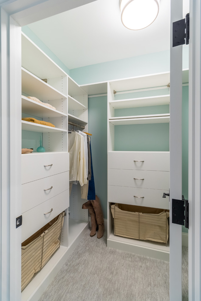 Imagen de armario vestidor unisex tradicional renovado de tamaño medio con armarios con paneles lisos, puertas de armario blancas, moqueta y suelo gris