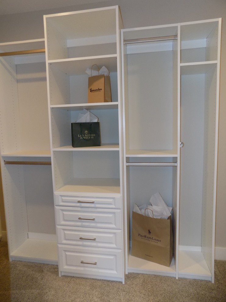Foto de armario vestidor unisex de estilo americano grande con armarios con paneles con relieve, puertas de armario blancas, moqueta y suelo beige
