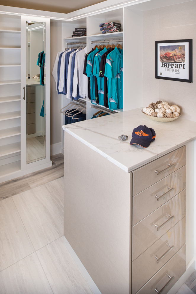 Foto de armario vestidor unisex tradicional renovado de tamaño medio con puertas de armario blancas