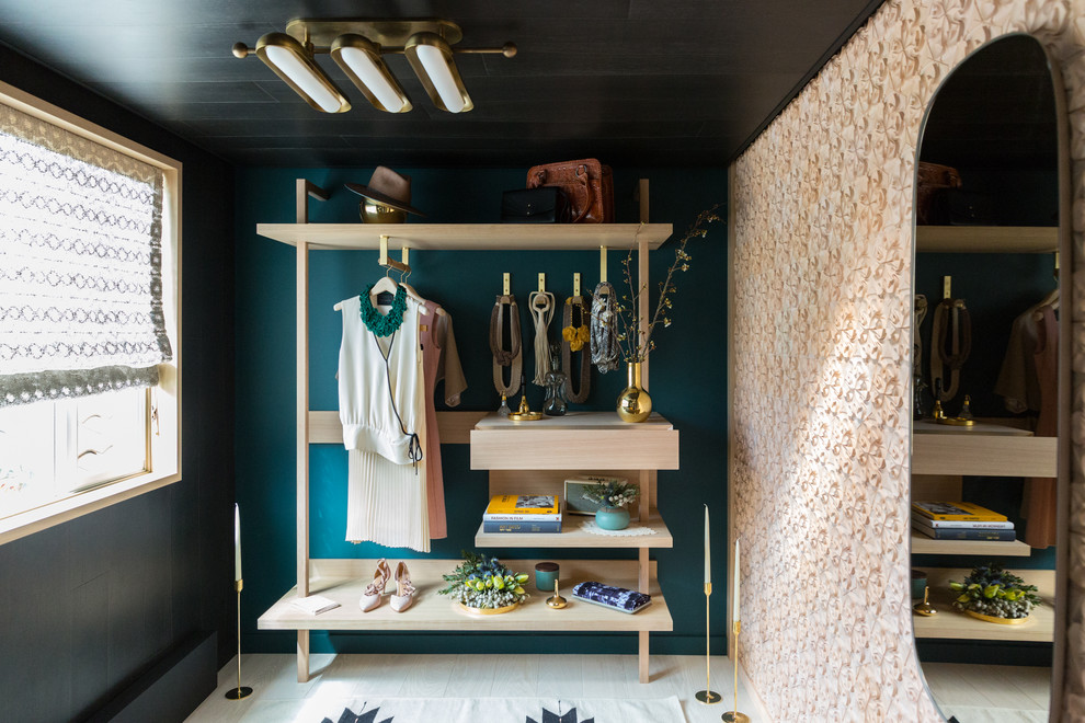 Cette photo montre un dressing room tendance en bois clair avec un placard sans porte, parquet clair et un sol beige.