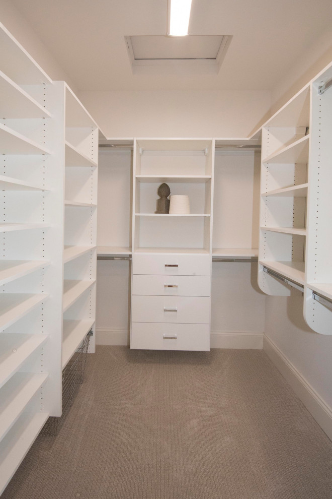 Foto de armario vestidor unisex tradicional renovado grande con armarios abiertos, puertas de armario blancas, moqueta y suelo beige