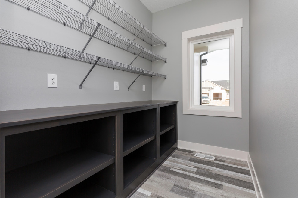 Foto de armario vestidor unisex minimalista de tamaño medio con armarios abiertos, puertas de armario de madera en tonos medios, suelo vinílico y suelo gris