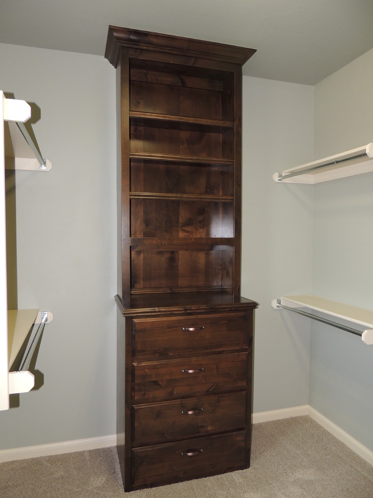 Foto de armario vestidor unisex clásico de tamaño medio con armarios con paneles con relieve, puertas de armario de madera en tonos medios y moqueta