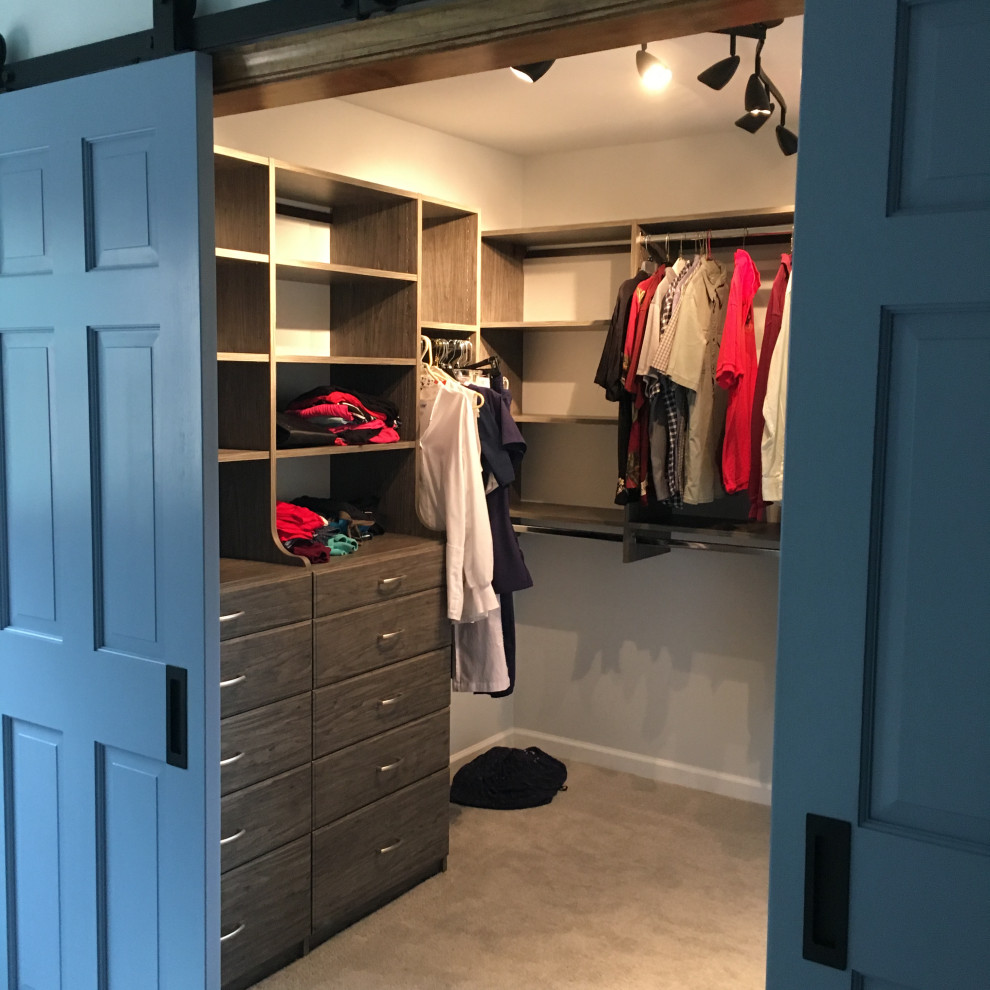 Modelo de armario vestidor unisex campestre pequeño con armarios con paneles lisos, puertas de armario grises y moqueta