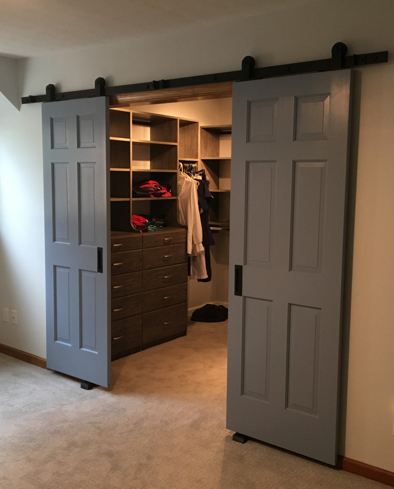 Foto de armario vestidor unisex de estilo de casa de campo pequeño con armarios con paneles lisos, puertas de armario grises y moqueta