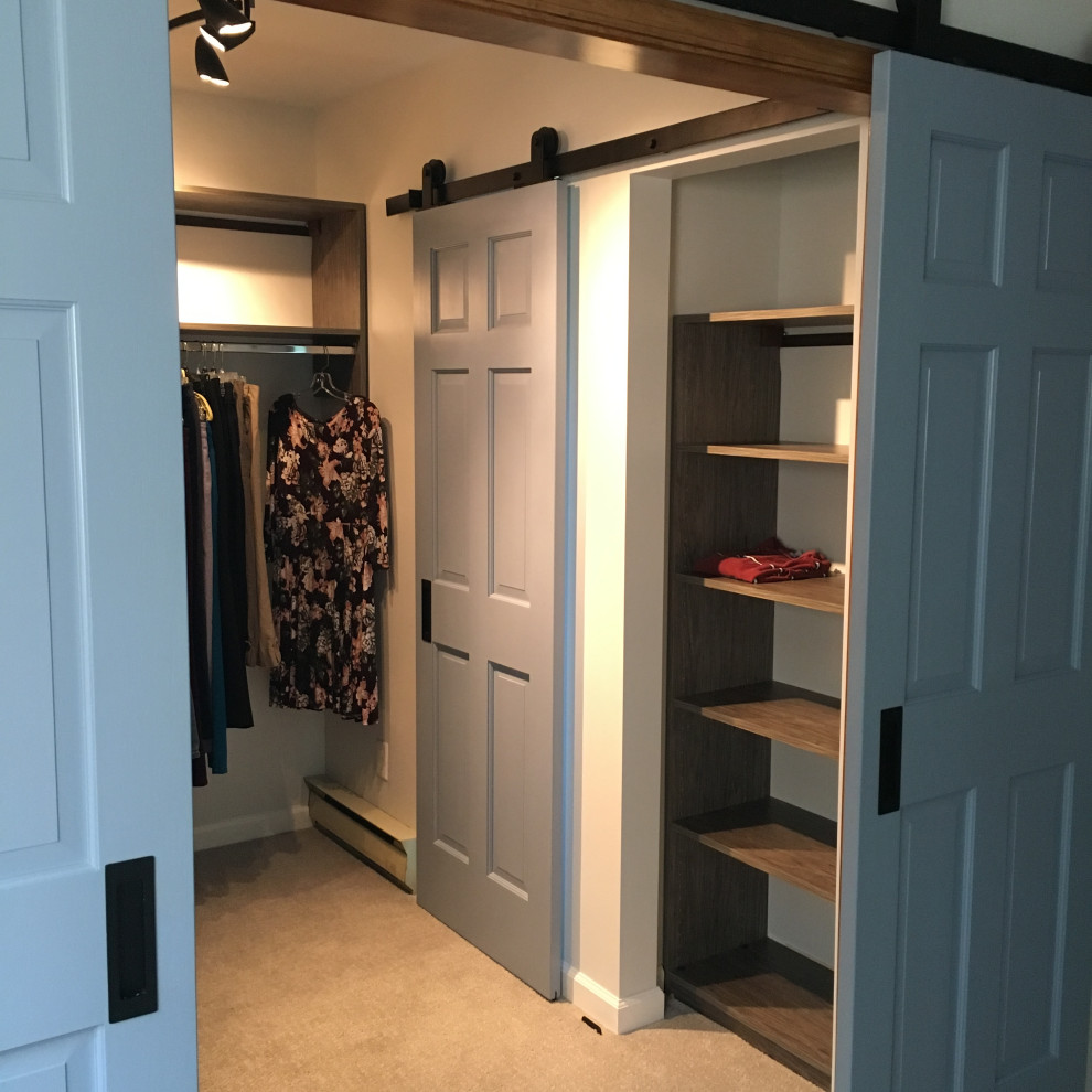 Imagen de armario vestidor unisex de estilo de casa de campo pequeño con armarios con paneles lisos, puertas de armario grises y moqueta