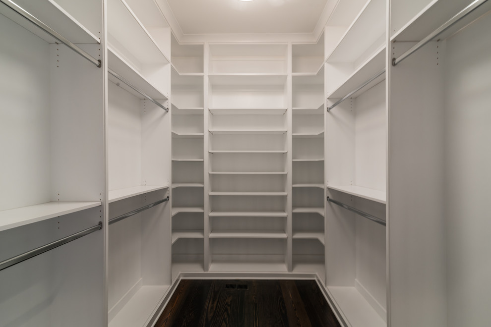 Idéer för ett mellanstort klassiskt walk-in-closet för könsneutrala, med öppna hyllor, vita skåp och mörkt trägolv