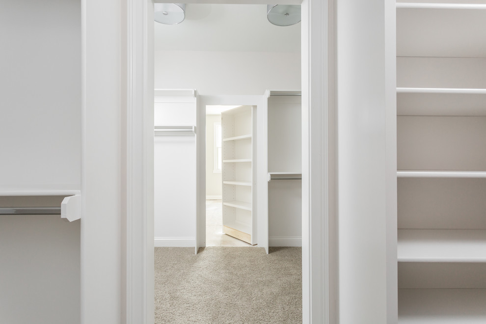 Imagen de armario vestidor unisex de estilo americano extra grande con armarios abiertos, puertas de armario blancas y moqueta