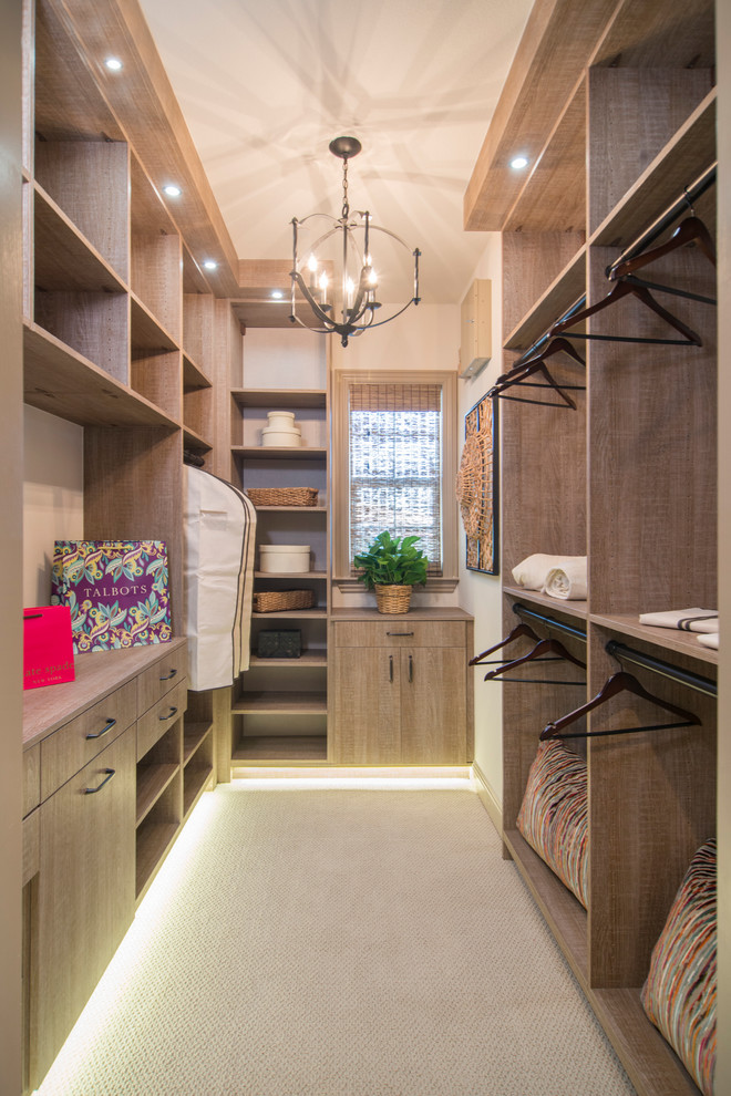 На фото: гардеробная комната в современном стиле с плоскими фасадами и светлыми деревянными фасадами с