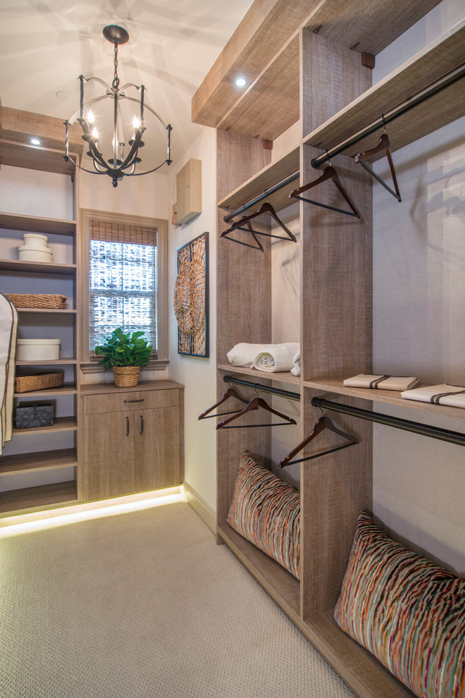 Foto di una cabina armadio minimal con ante lisce e ante in legno chiaro