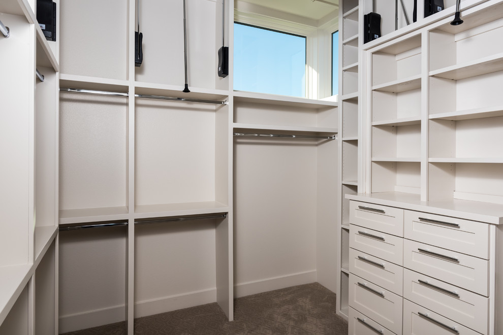 На фото: гардеробная комната среднего размера, унисекс в современном стиле с открытыми фасадами, белыми фасадами и ковровым покрытием