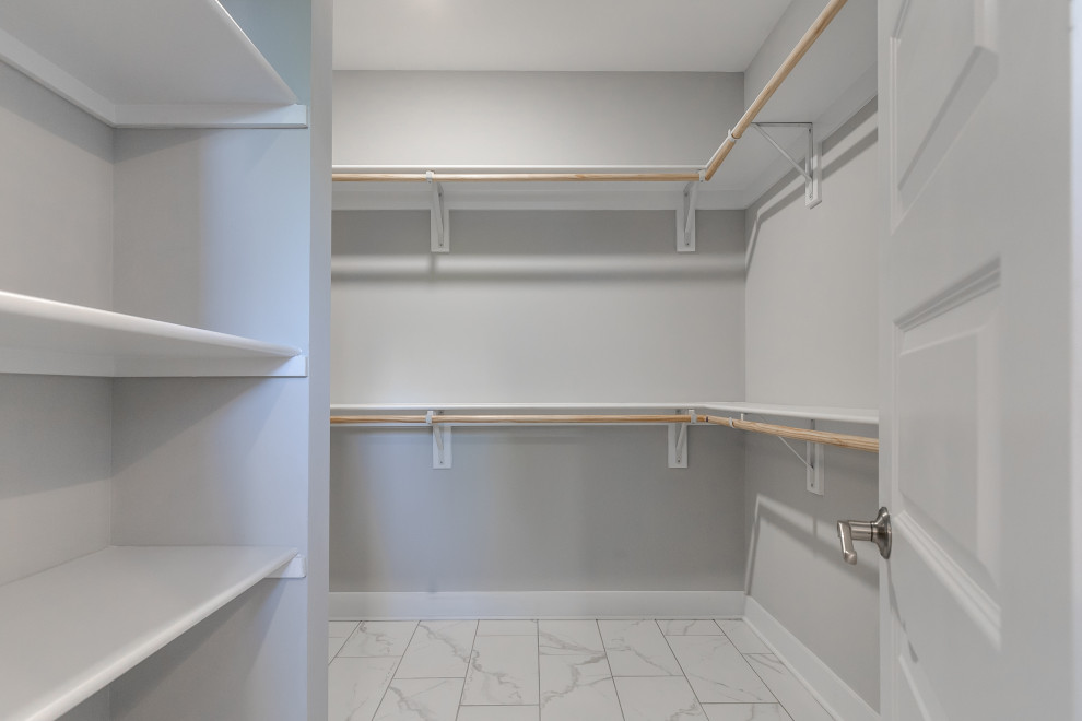 Foto di una cabina armadio unisex american style di medie dimensioni con pavimento con piastrelle in ceramica e pavimento bianco