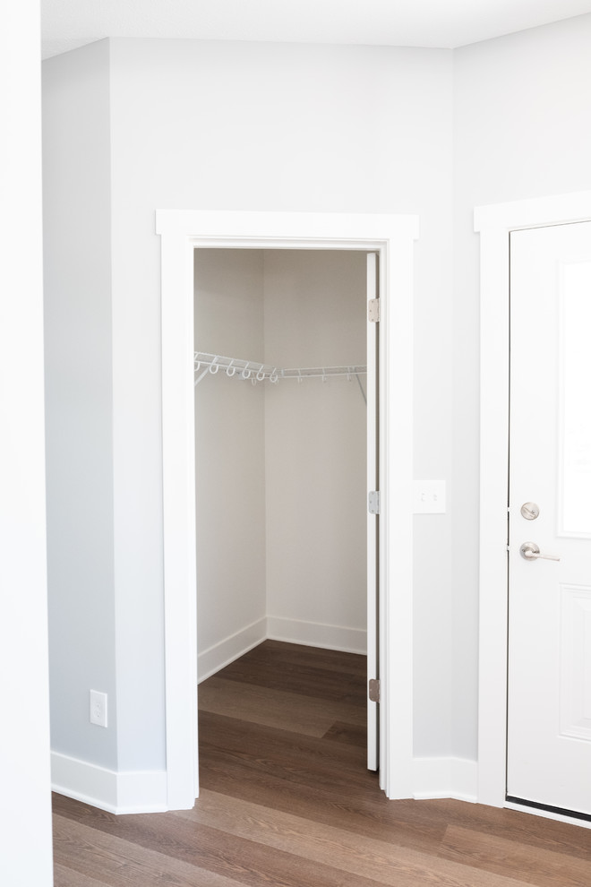 Exemple d'un placard dressing chic de taille moyenne et neutre avec un placard sans porte, des portes de placard blanches, moquette et un sol beige.
