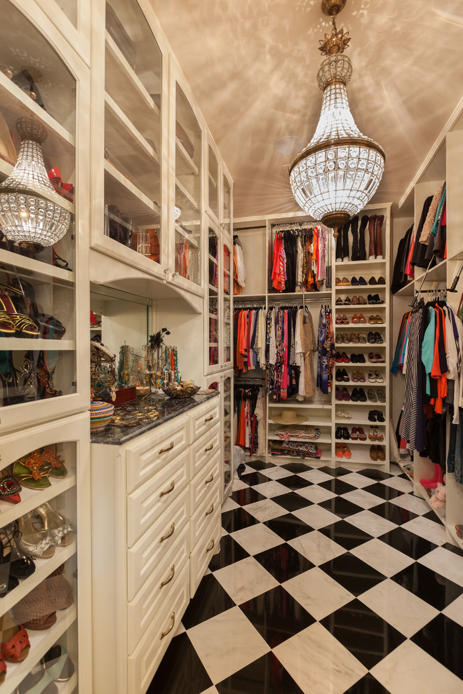 Idéer för att renovera ett vintage walk-in-closet, med luckor med glaspanel, beige skåp och marmorgolv