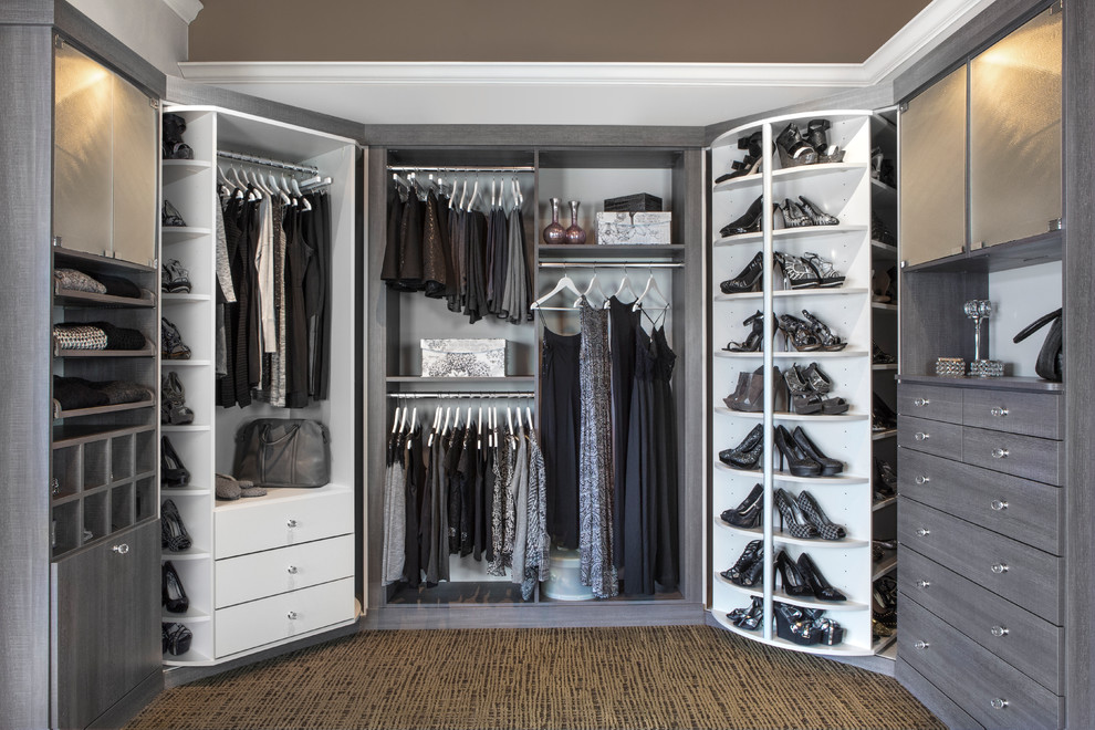 Inspiration for a transitional closet remodel in Chicago