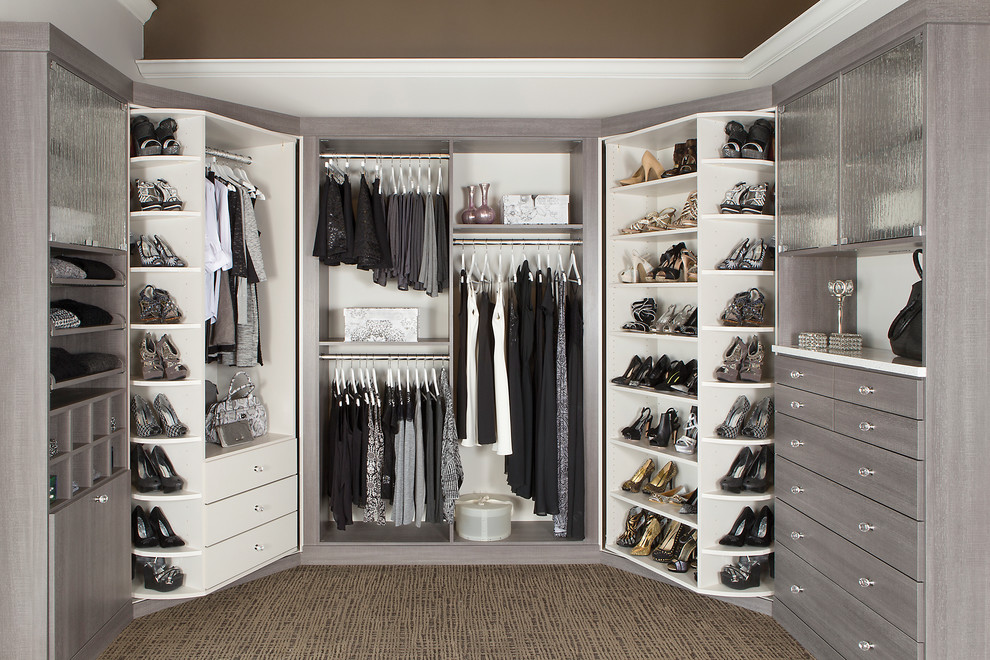 Inspiration för moderna walk-in-closets, med luckor med glaspanel och grå skåp