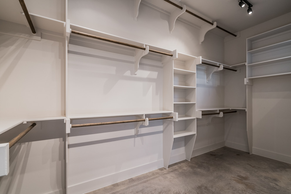 На фото: гардеробная комната унисекс в стиле кантри с бетонным полом