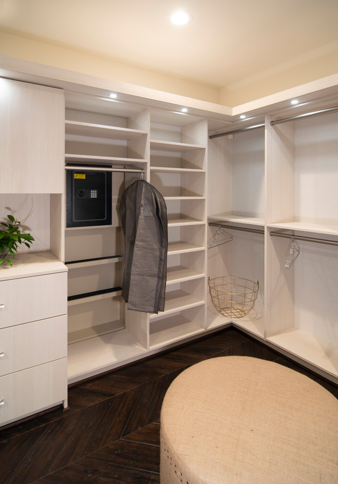 Diseño de armario y vestidor clásico renovado con armarios con paneles lisos y puertas de armario de madera clara