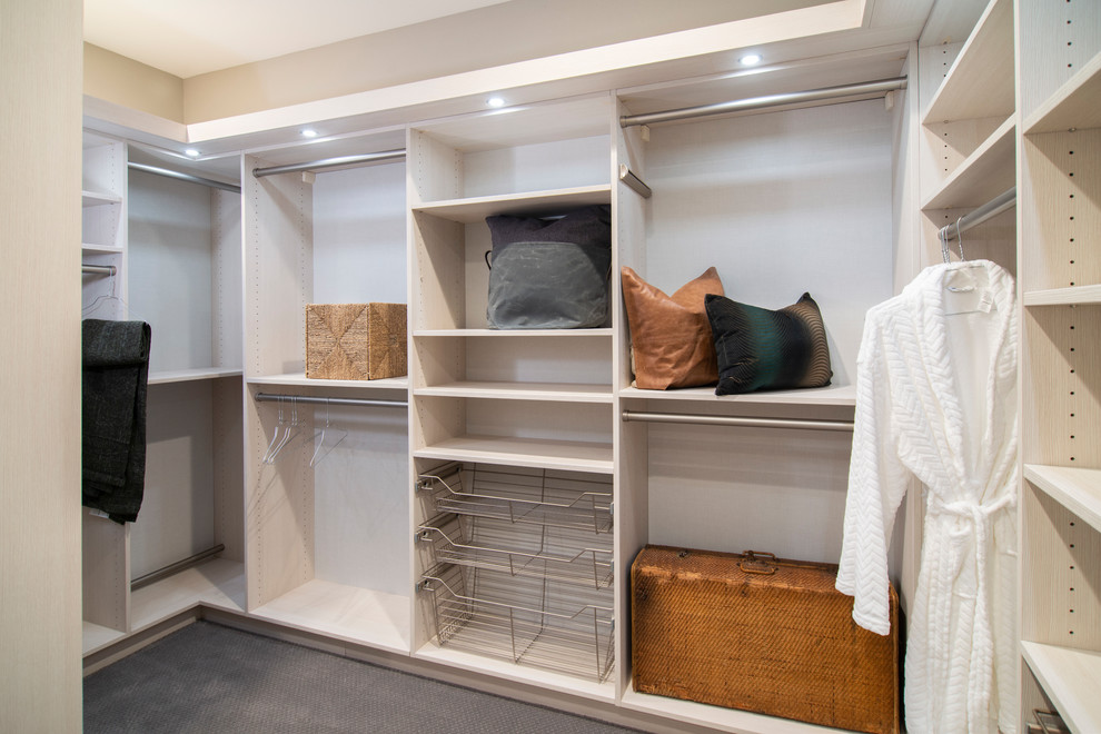 Imagen de armario vestidor tradicional con armarios abiertos y puertas de armario de madera clara