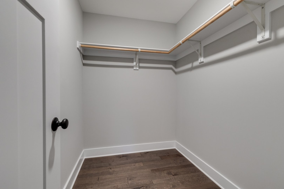 Свежая идея для дизайна: большая гардеробная комната унисекс в стиле кантри с паркетным полом среднего тона и коричневым полом - отличное фото интерьера