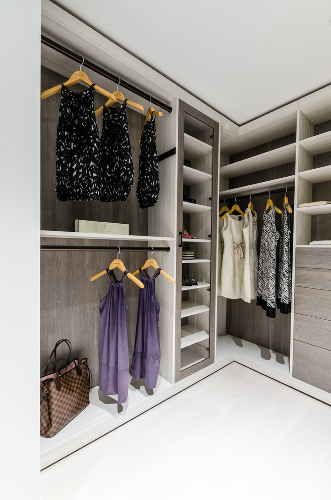 На фото: огромная гардеробная комната унисекс в стиле модернизм с белым полом