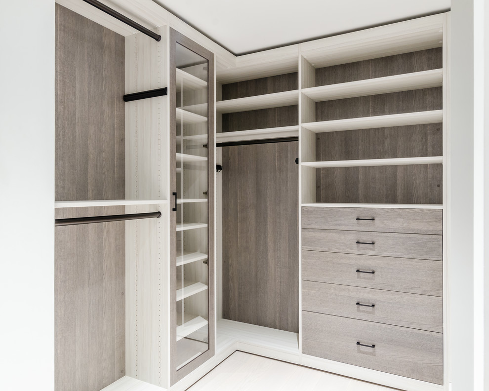 Источник вдохновения для домашнего уюта: огромная гардеробная комната унисекс в стиле модернизм с белым полом