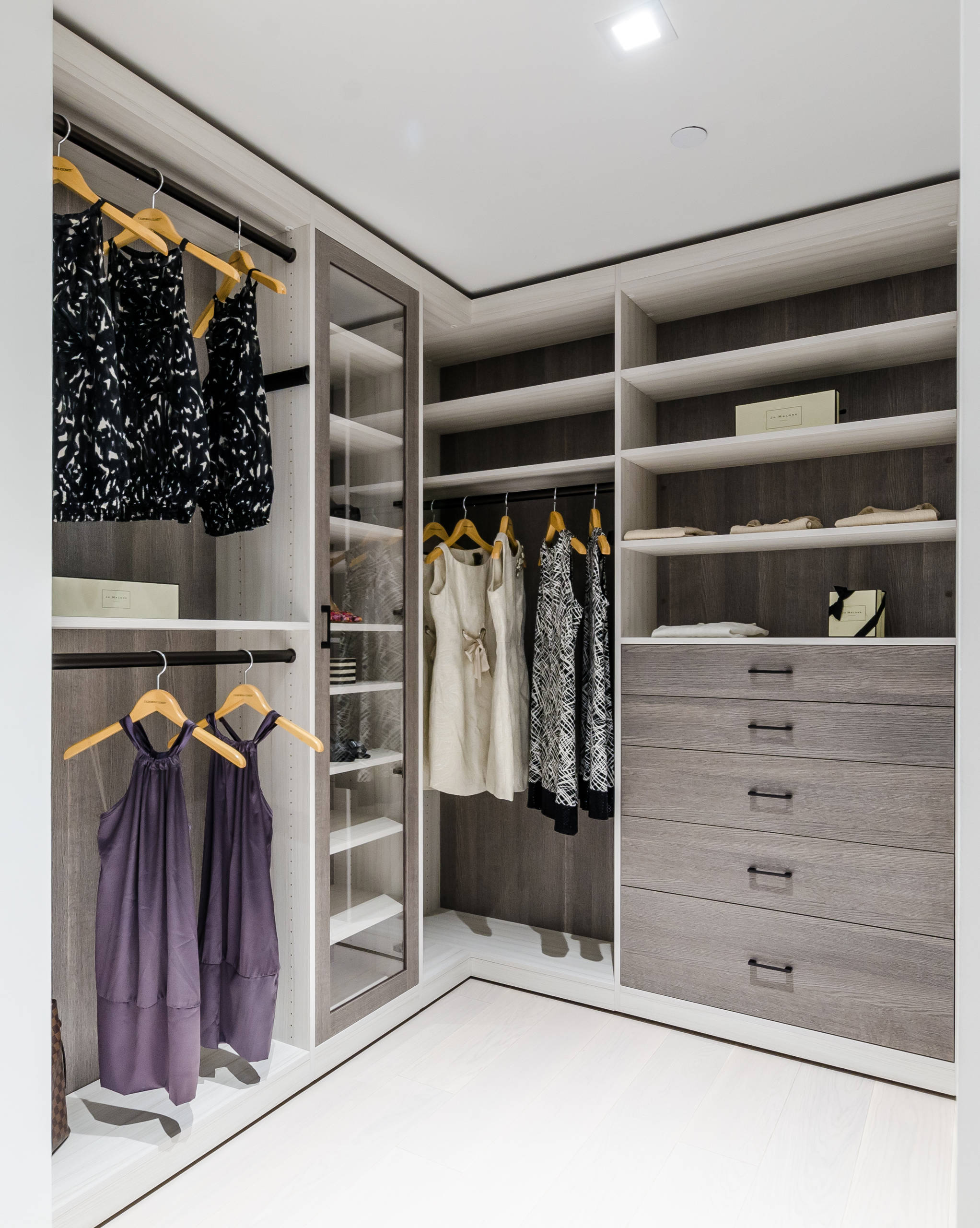 https://st.hzcdn.com/simgs/pictures/closets/55-west-17th-street-model-unit-installation-california-closets-ny-img~f5a1c47b095a69cd_14-6482-1-7810acf.jpg