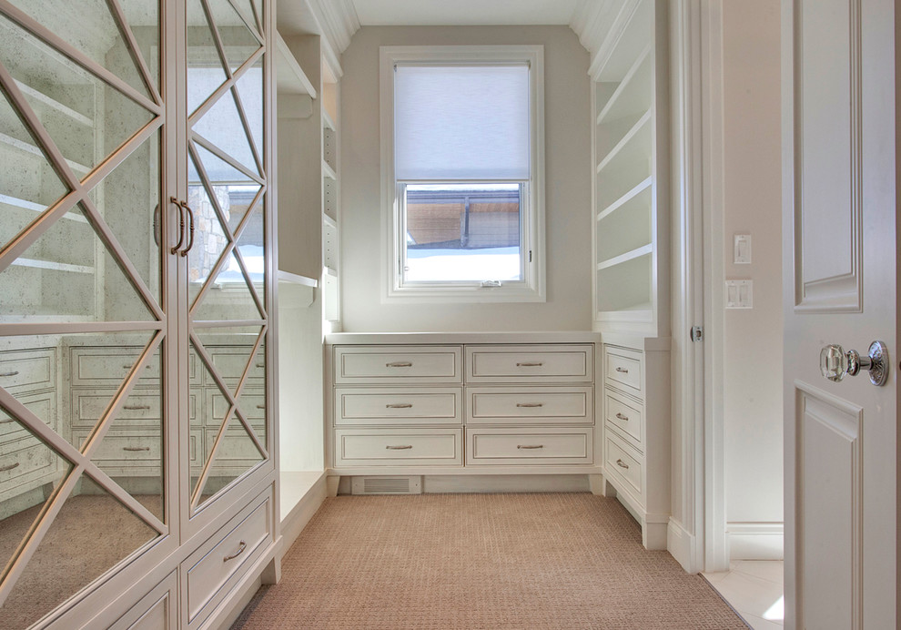 Foto de vestidor unisex tradicional renovado con armarios tipo vitrina, puertas de armario blancas y moqueta
