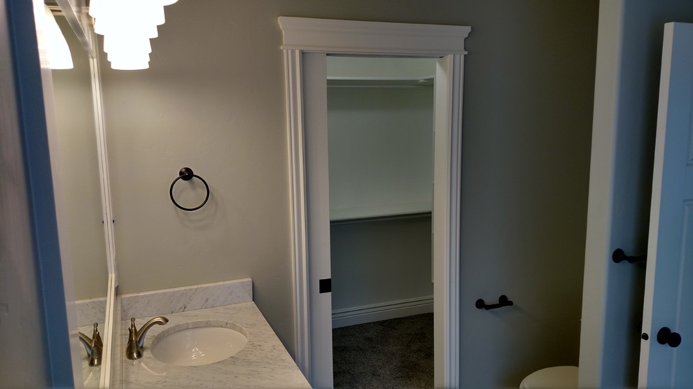 На фото: гардеробная комната среднего размера, унисекс в современном стиле с ковровым покрытием, плоскими фасадами и белыми фасадами с