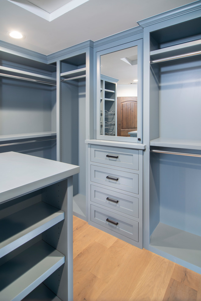 Imagen de armario vestidor de hombre clásico renovado con armarios con rebordes decorativos y puertas de armario azules