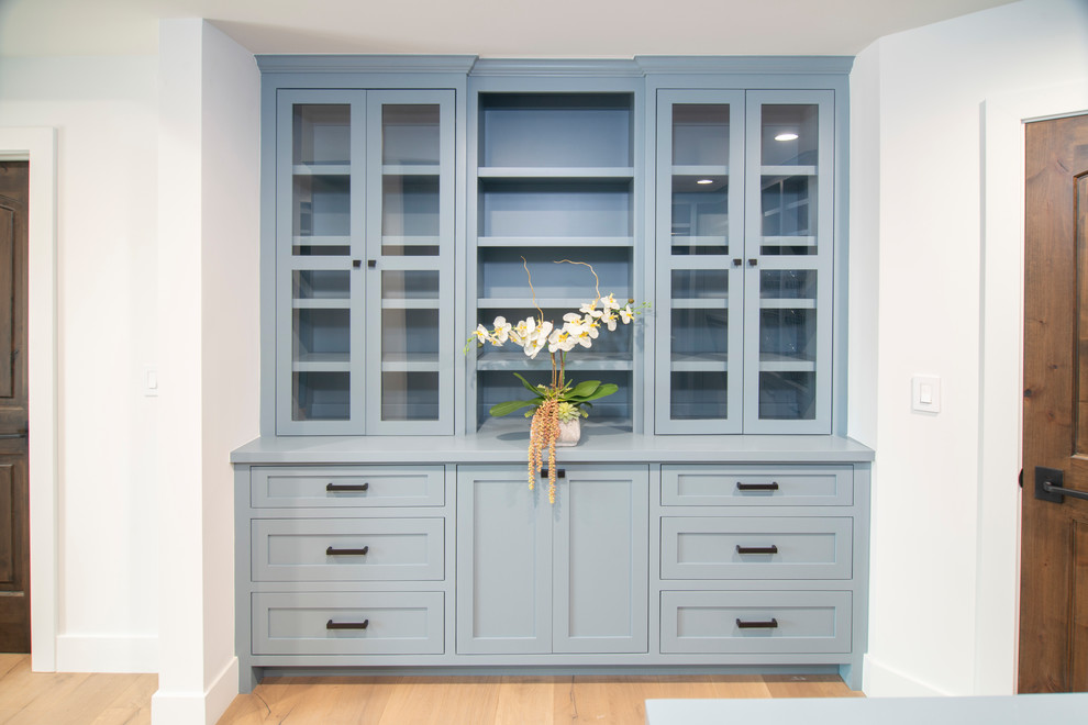 Imagen de armario vestidor de hombre tradicional renovado con armarios con rebordes decorativos y puertas de armario azules