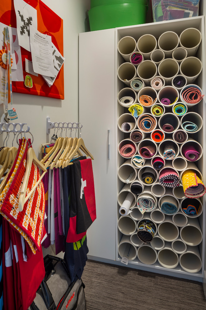 Moderner Begehbarer Kleiderschrank mit offenen Schränken in Kansas City