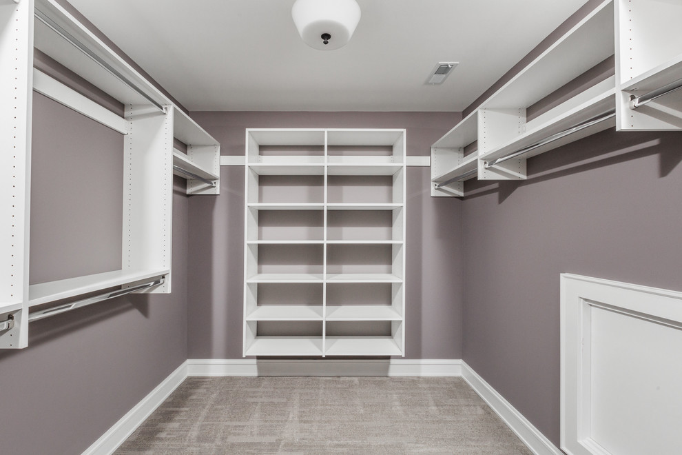 Стильный дизайн: гардеробная комната среднего размера, унисекс в стиле кантри с ковровым покрытием - последний тренд