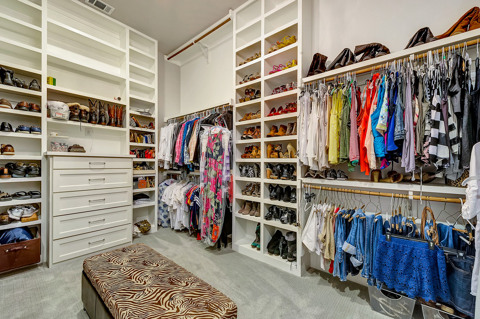 Foto de armario vestidor unisex tradicional renovado con armarios estilo shaker, puertas de armario blancas, moqueta y suelo gris