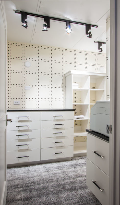 Mittelgroßer, Neutraler Klassischer Begehbarer Kleiderschrank mit weißen Schränken und Teppichboden in Salt Lake City