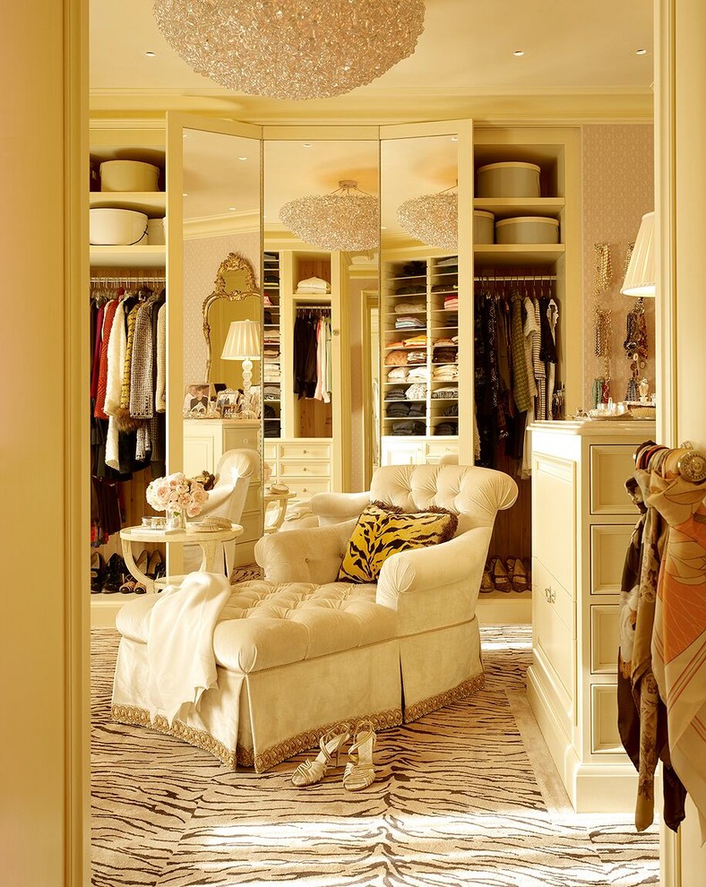 На фото: большая гардеробная комната в классическом стиле с белыми фасадами, ковровым покрытием, разноцветным полом и фасадами с утопленной филенкой для женщин