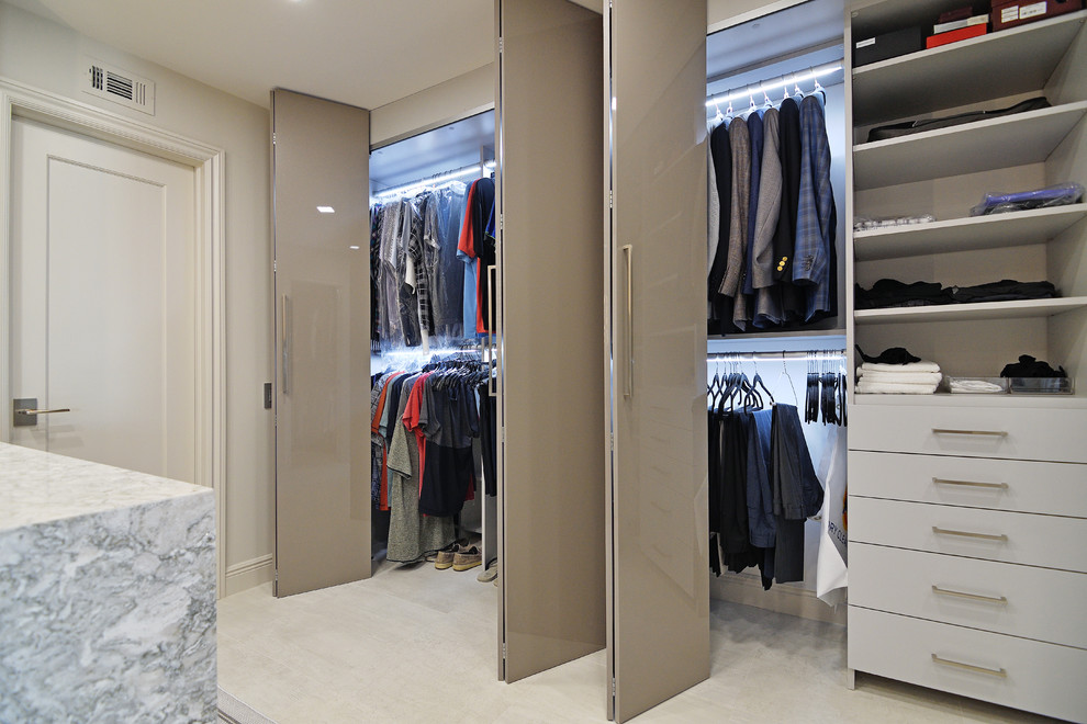 Ejemplo de armario de hombre actual de tamaño medio con armarios con paneles lisos, puertas de armario grises, suelo de baldosas de porcelana y suelo gris