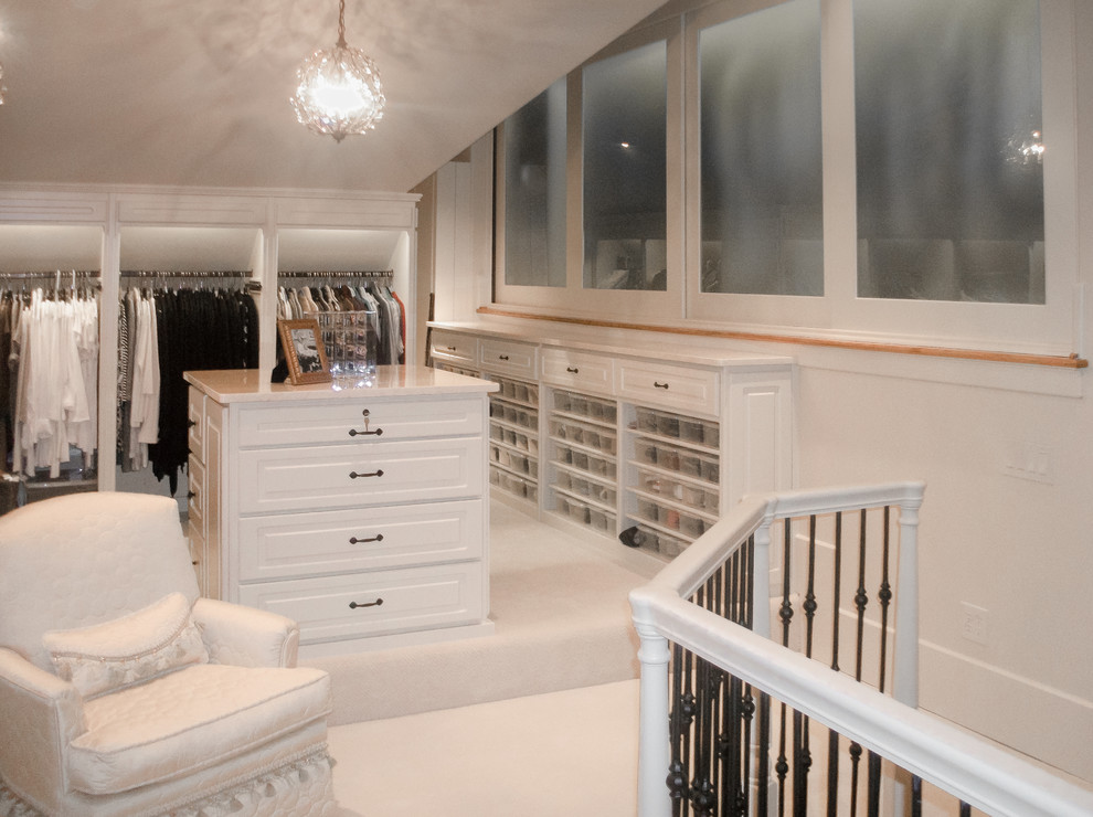 На фото: гардеробная комната среднего размера в стиле кантри с открытыми фасадами, ковровым покрытием, белыми фасадами и бежевым полом для женщин