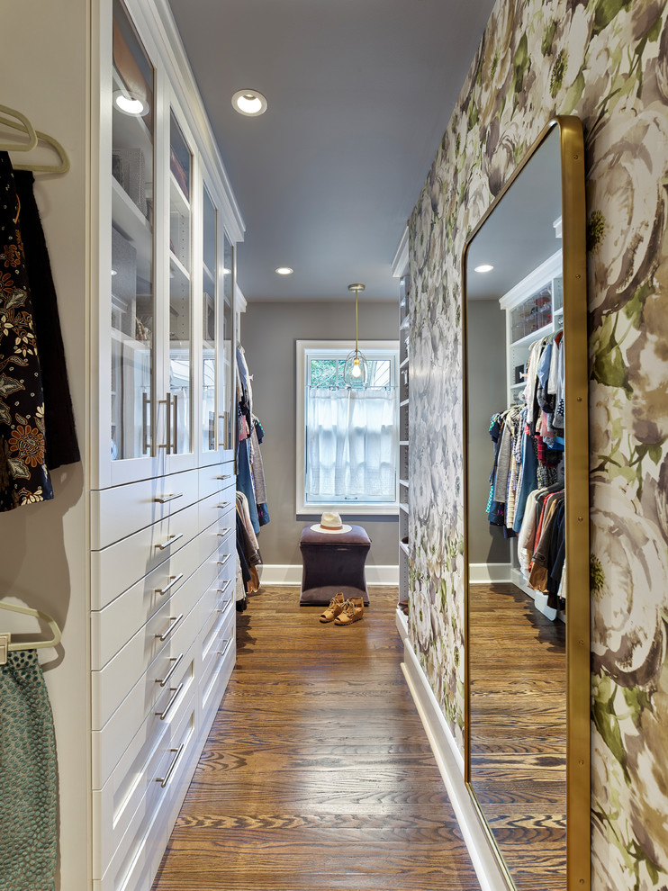 Exempel på ett mellanstort klassiskt walk-in-closet för kvinnor, med luckor med glaspanel, vita skåp, mellanmörkt trägolv och brunt golv