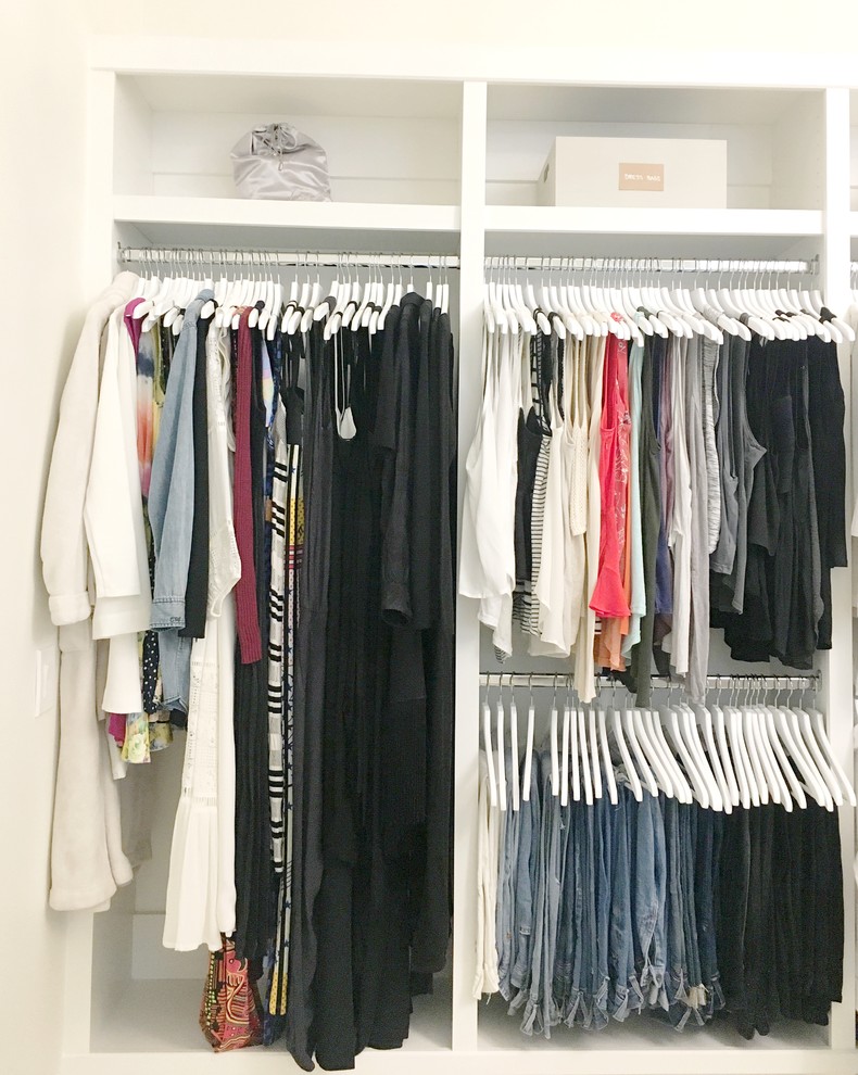 Idéer för ett stort modernt walk-in-closet för kvinnor, med vita skåp och heltäckningsmatta